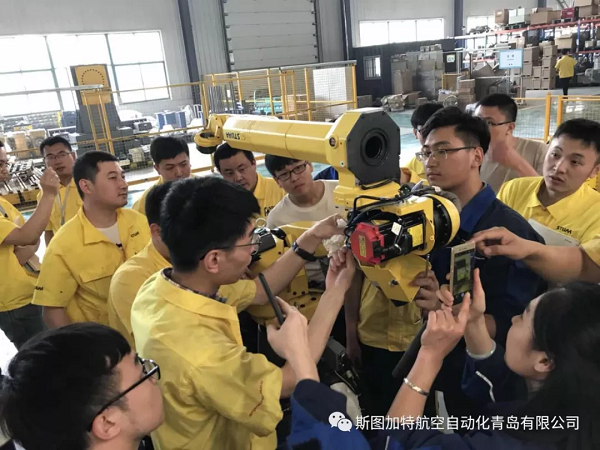 提高機(jī)器人售后服務(wù)能力，我們?cè)谛袆?dòng)！